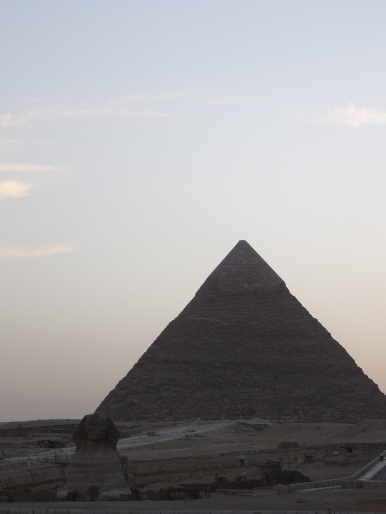 pyramides et le sphinx au soleil couchant