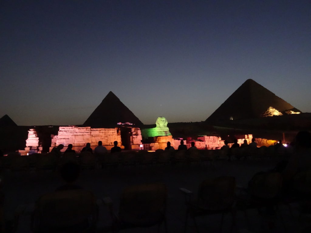 spectacle son et lumière à guizeh : sphinx et pyramides éclairés