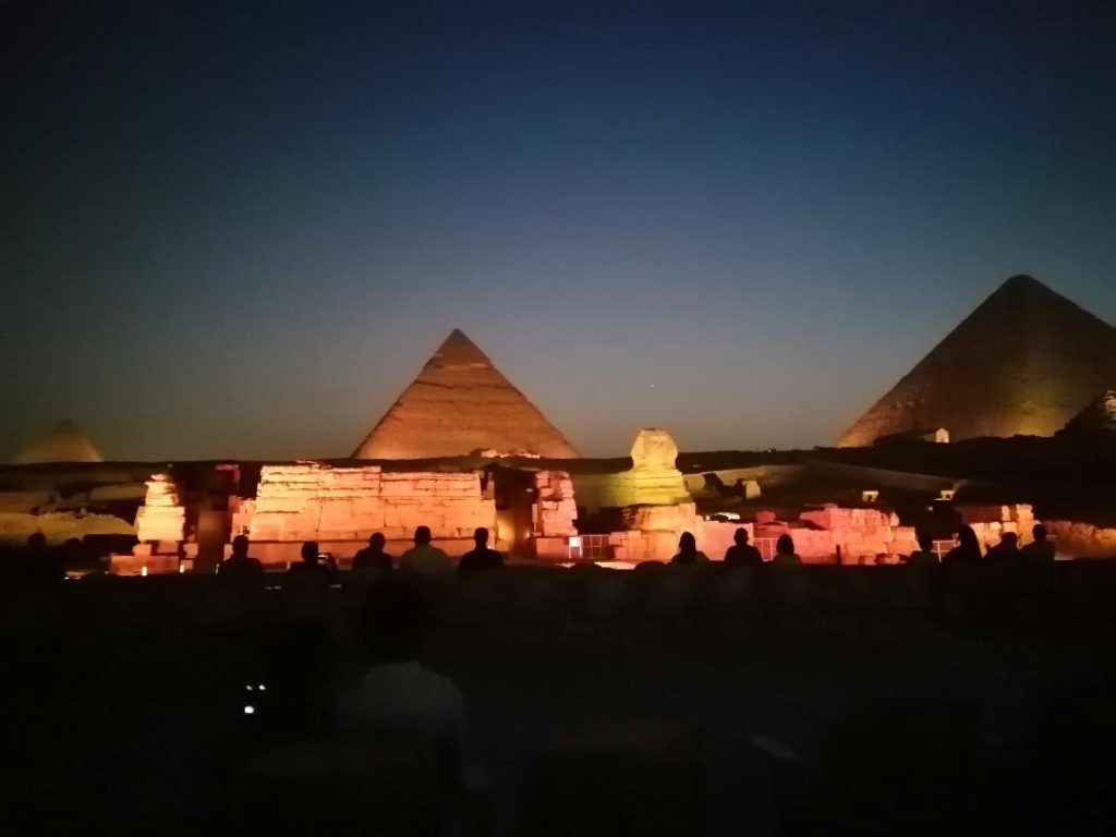 spectacle son et lumière à guizeh : sphinx et pyramides éclairés