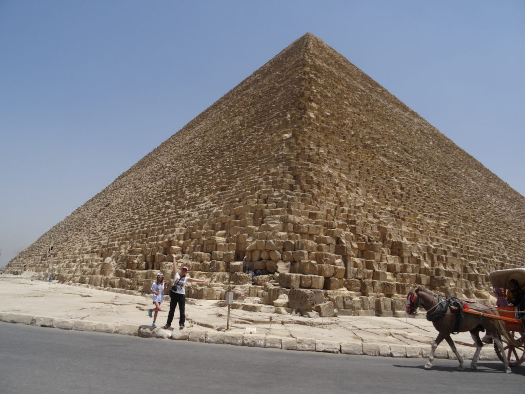 chatounette et chatoune devant la pyramide de kheops