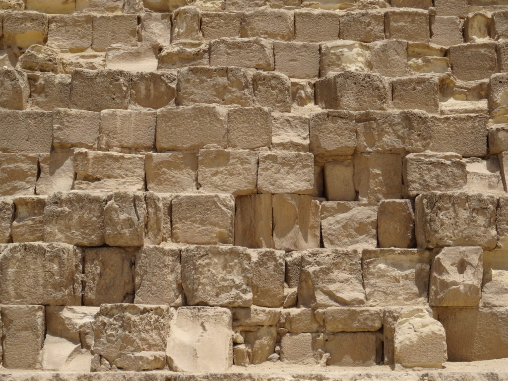 zoom sur les pierres de la pyramide de kheops