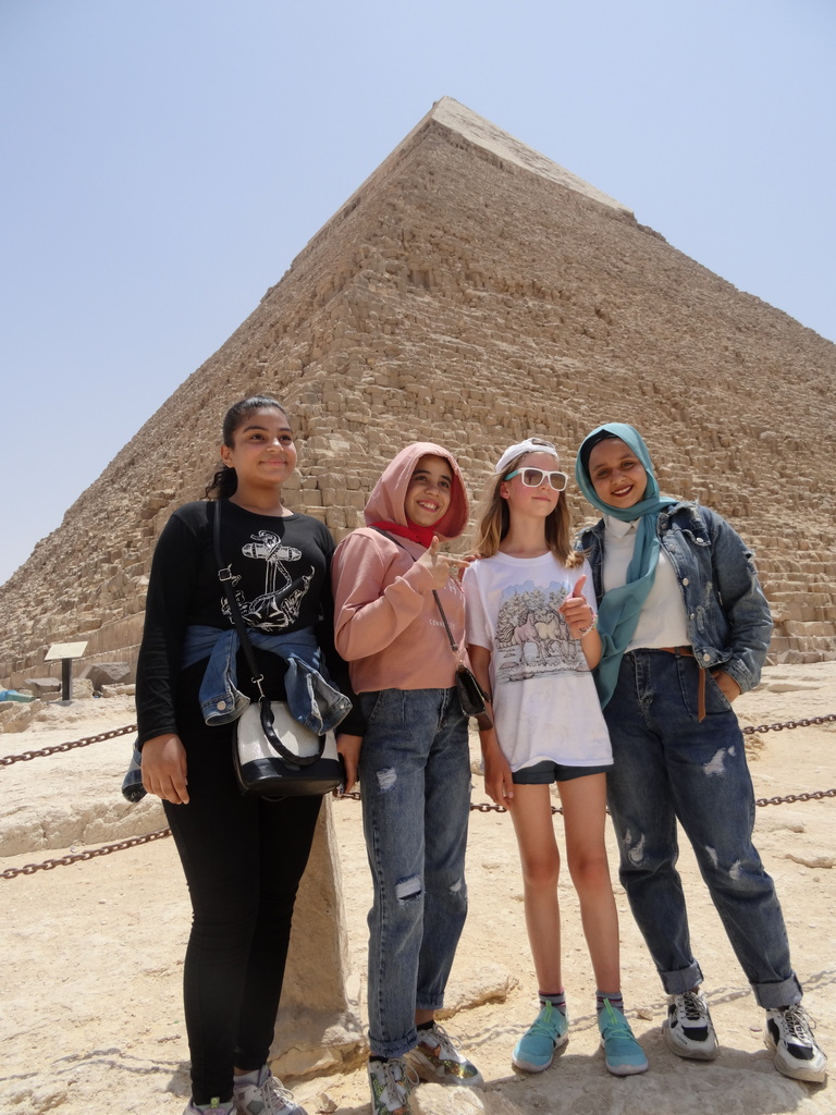 pause photo avec les locaux à la pyramide de khephren