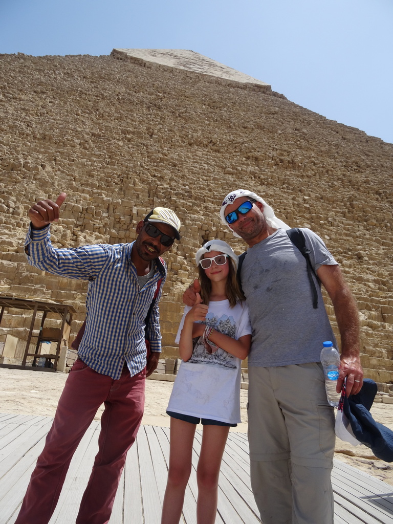 pause photo avec les locaux à la pyramide de khephren avec notre tchatcheur