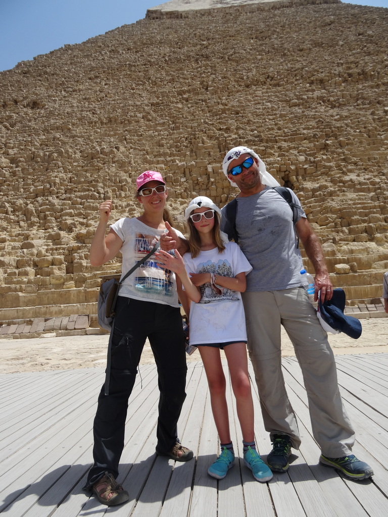 les 3 chatons devant la pyramide de khephren