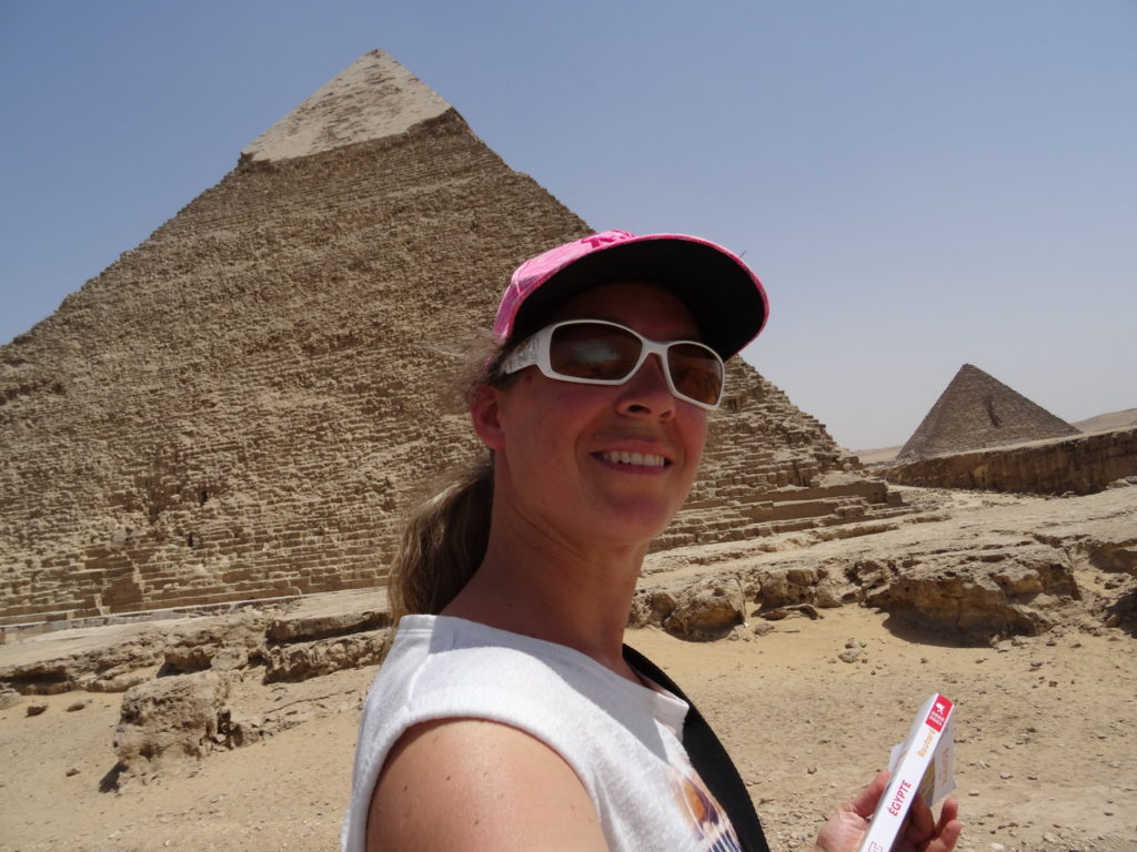 selfie chatoune devant la pyramide de khephren