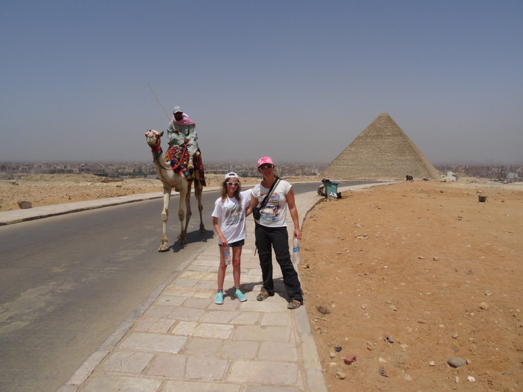 chatoune et chatounette aux pyramides de guizeh avec un dromadaire à côté