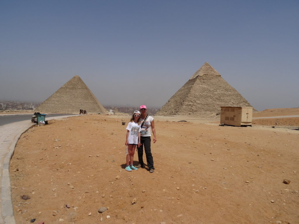 chatoune et chatounette aux pyramides de guizeh