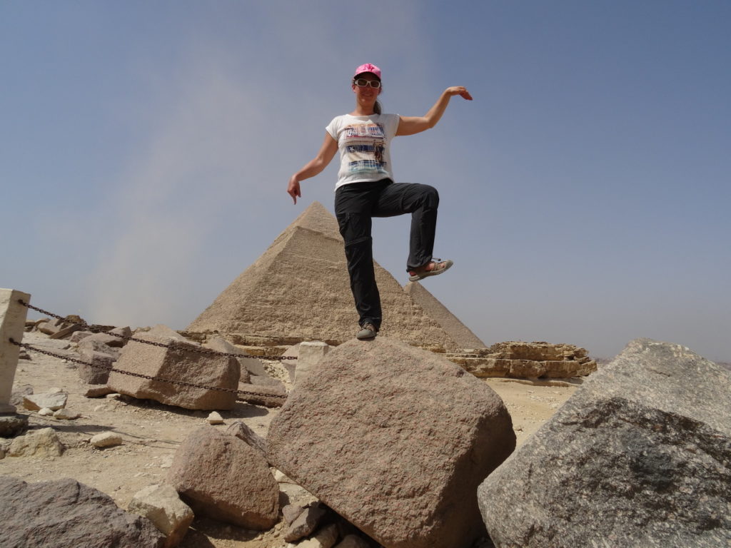 chatoune qui marche sur la pyramide de khephren