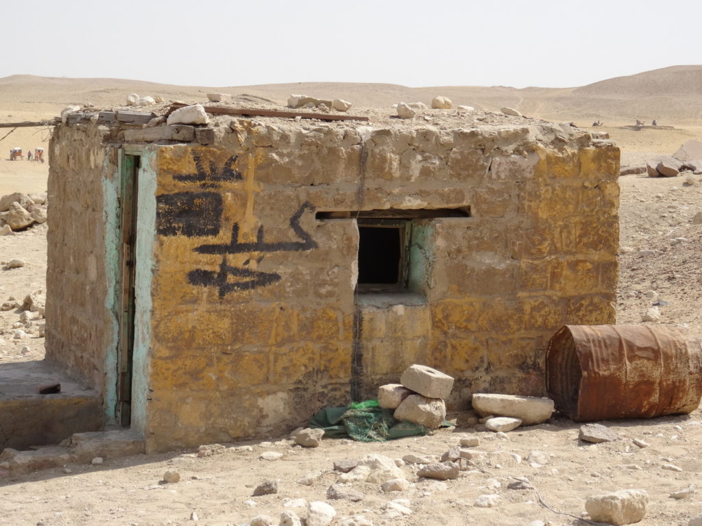 site des pyramides de guizeh, abris dans le désert