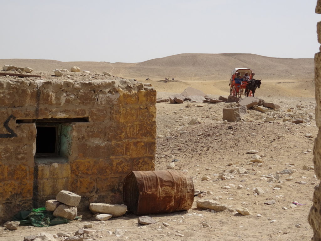 site des pyramides de guizeh, abris dans le désert