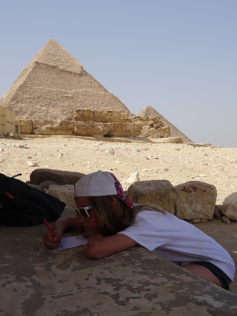 chatounette fait ses devoirs devant les pyramides de giza
