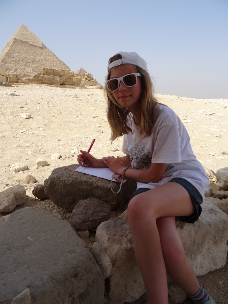 chatounette fait ses devoirs devant les pyramides de giza