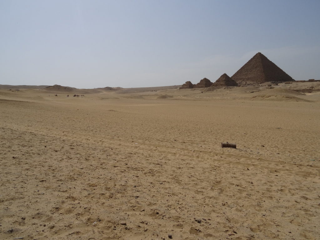 désert devant les pyramides de guizeh : kheops, khephren, mykerinos et les reines