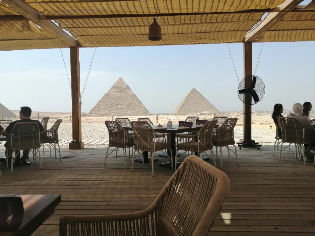 restaurant des pyramides dans le désert face aux pyramides et au sphinx