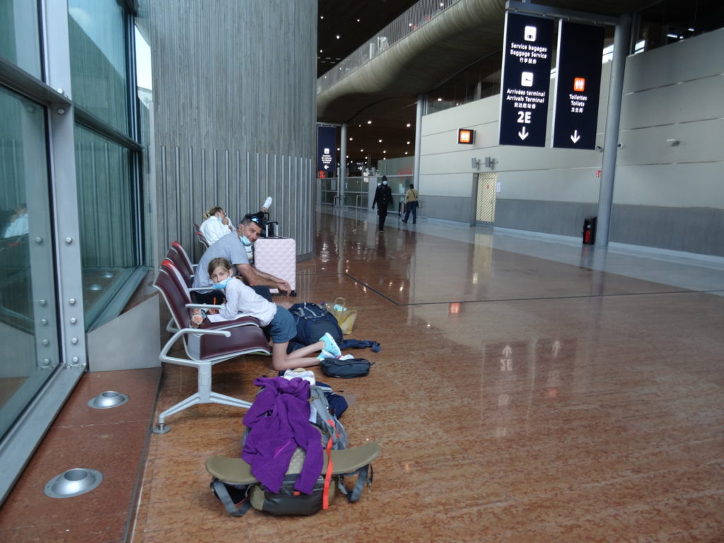 chatounette fait ses devoirs à l'aéroport de roissy cdg
