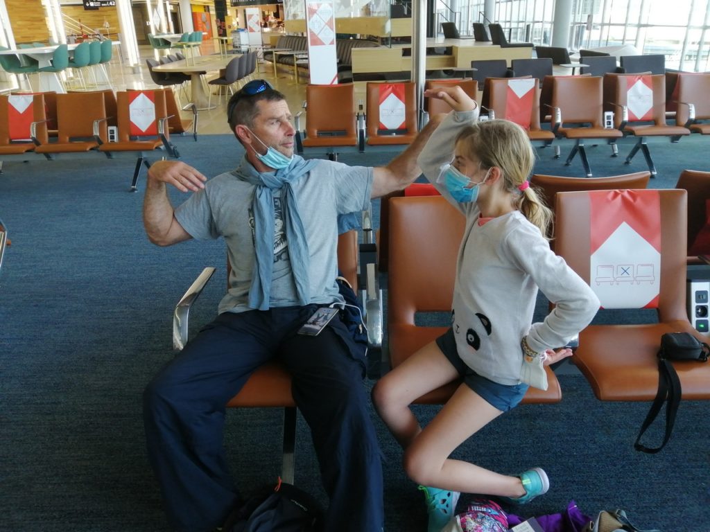 chaton et chatounette en pose egyptienne dans la salle d'embarquement