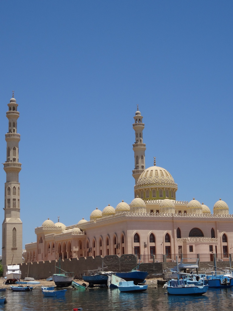 mosquée devant le port de pêche d'Hurghada