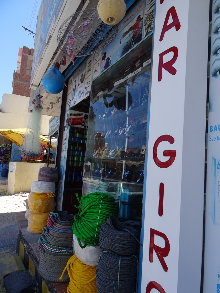 boutique de pêche sur le trajet à pied entre sheraton road et le fish market d'hurghada