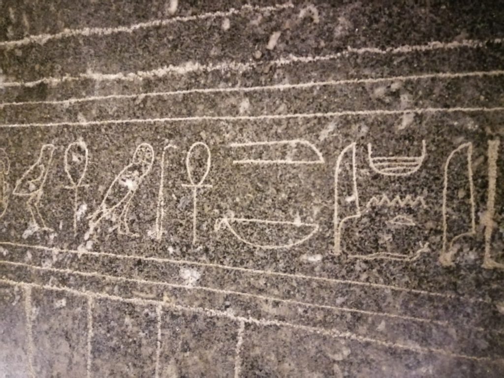 hiéroglyphe au serapeum de saqqarah
