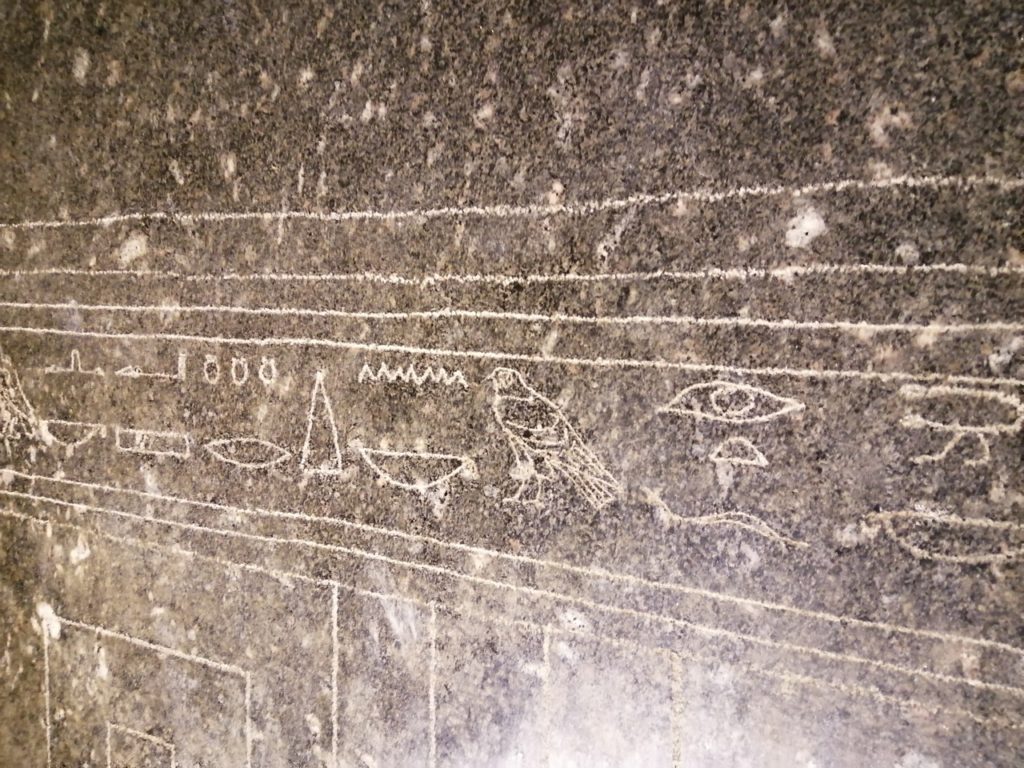 hiéroglyphe au serapeum de saqqarah