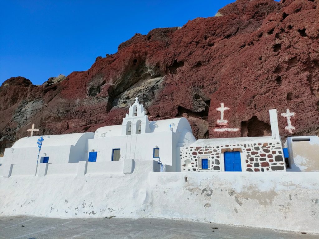 Tour de Santorin en voiture - Akrotiri plage de sable rouge red beach , église