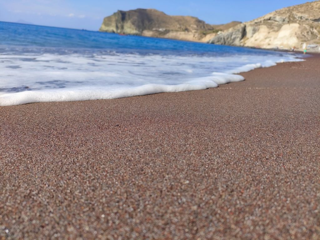 Tour de Santorin en voiture - Akrotiri plage de sable rouge red beach