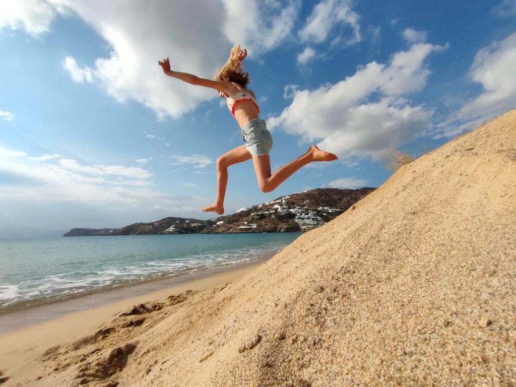 Chatounette saute dans les dunes de sable de la Plage de Milopotas, Ios, Cyclades
