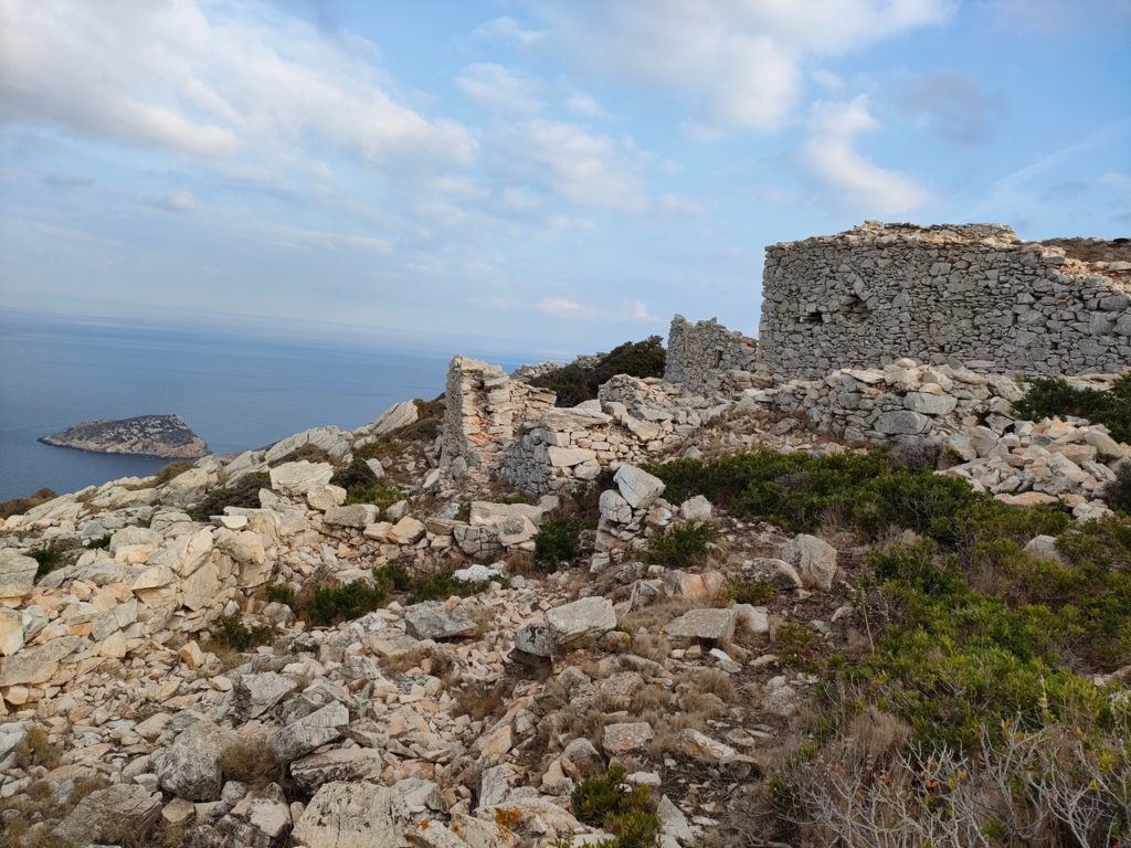 Paysages de montagnes et ruines du château Paleokastro