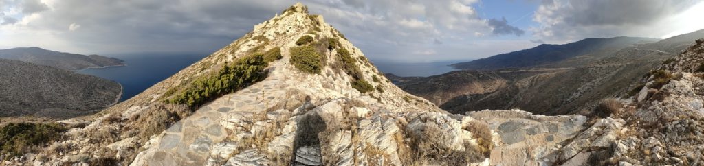Paysages de montagnes et ruines du château Paleokastro