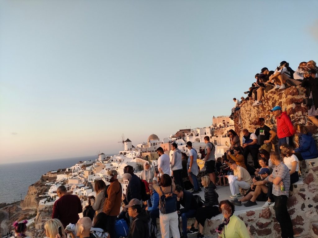 Tour de Santorin en voiture - Oia, foule au moement du coucher du soleil