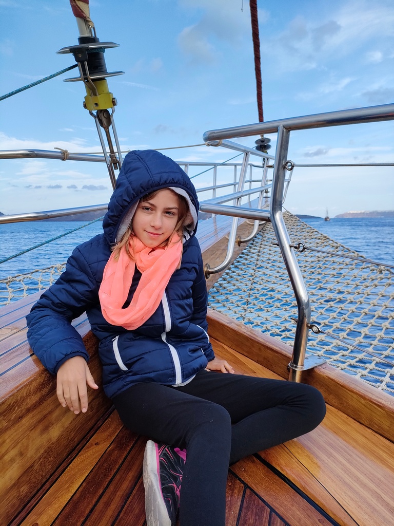 chatounette sur le bateau de l'excursion caldeira de santorin et sources d'eau chaude