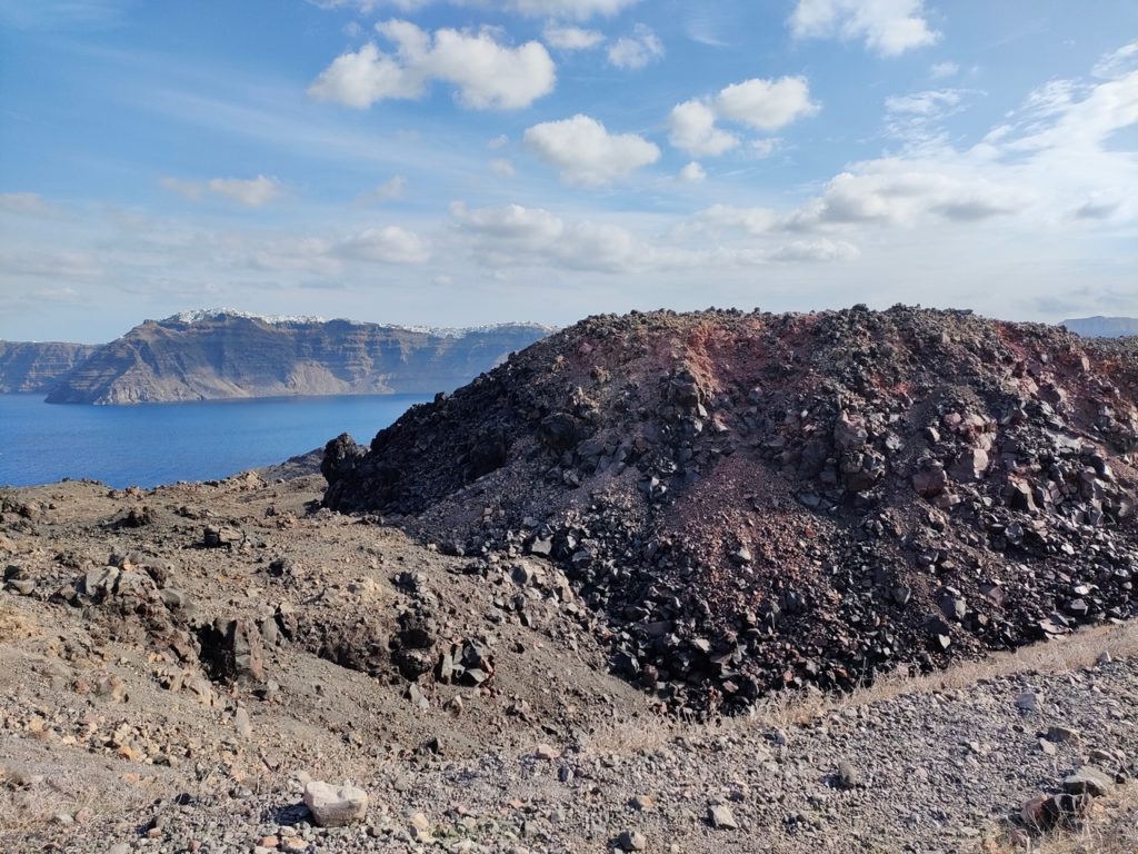 paysage du volcan Nea Kameni de santorin, caldeira