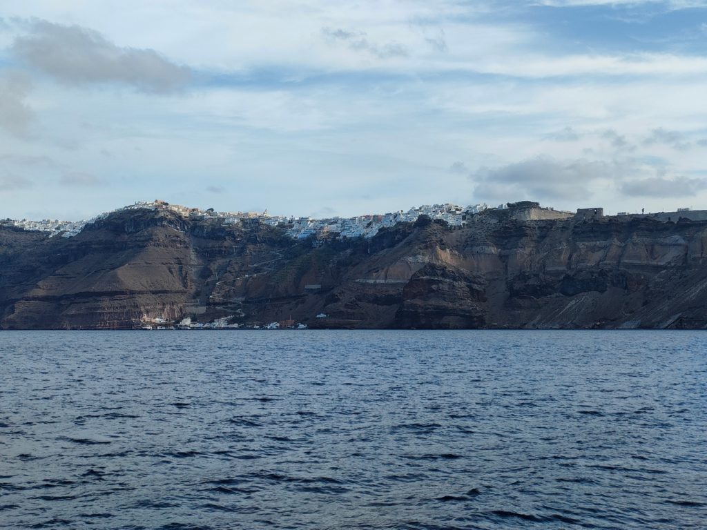 oia vue depuis le bateau de l'excursion caldeira de santorin et sources d'eau chaude
