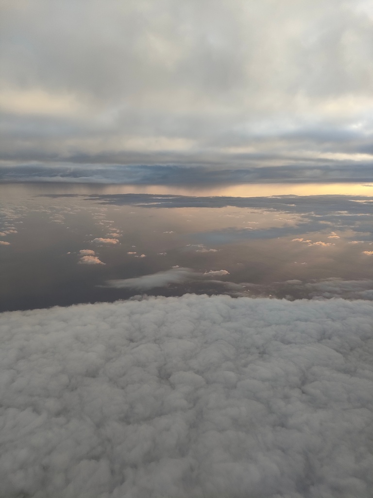 vue aérienne depuis l'avion milan santorin