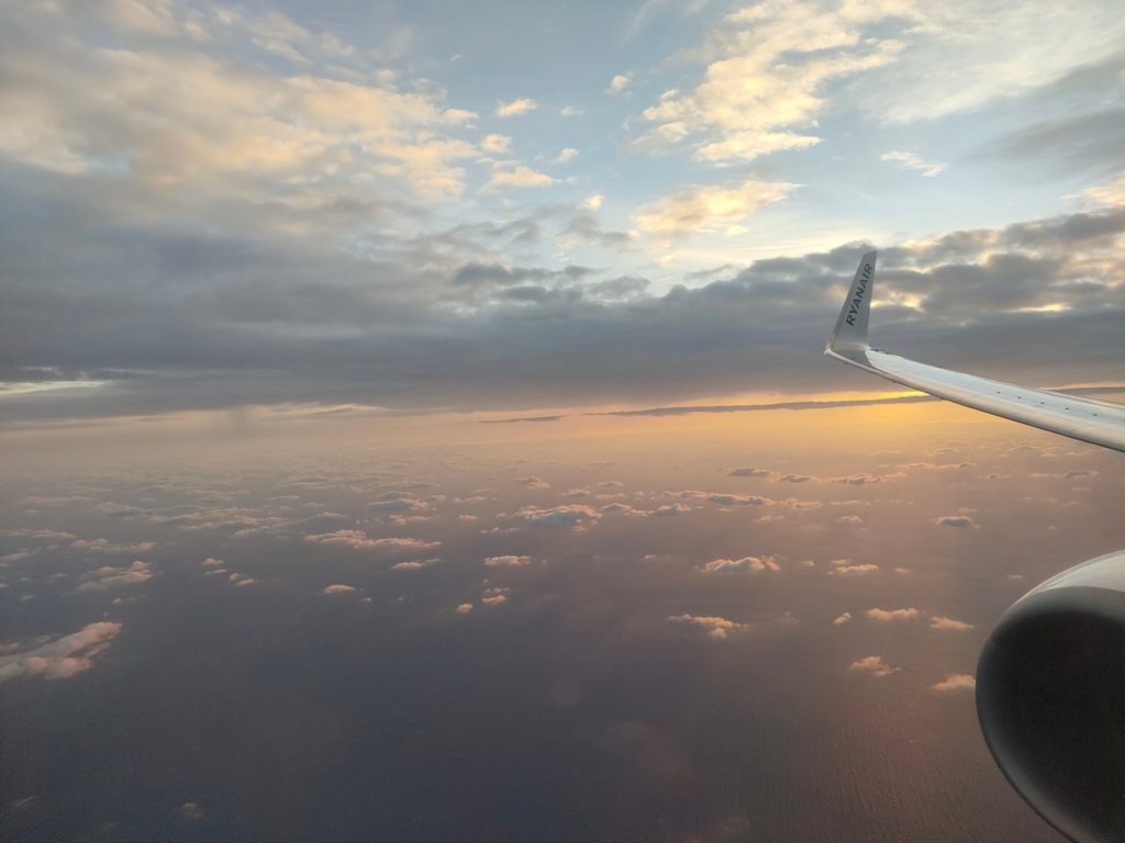 vue aérienne depuis l'avion milan santorin