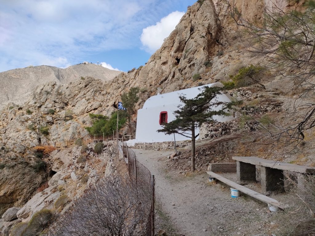 Eglise Katefchiani à flanc de montagne au dessus de perissa, santorin, cyclades, grèce