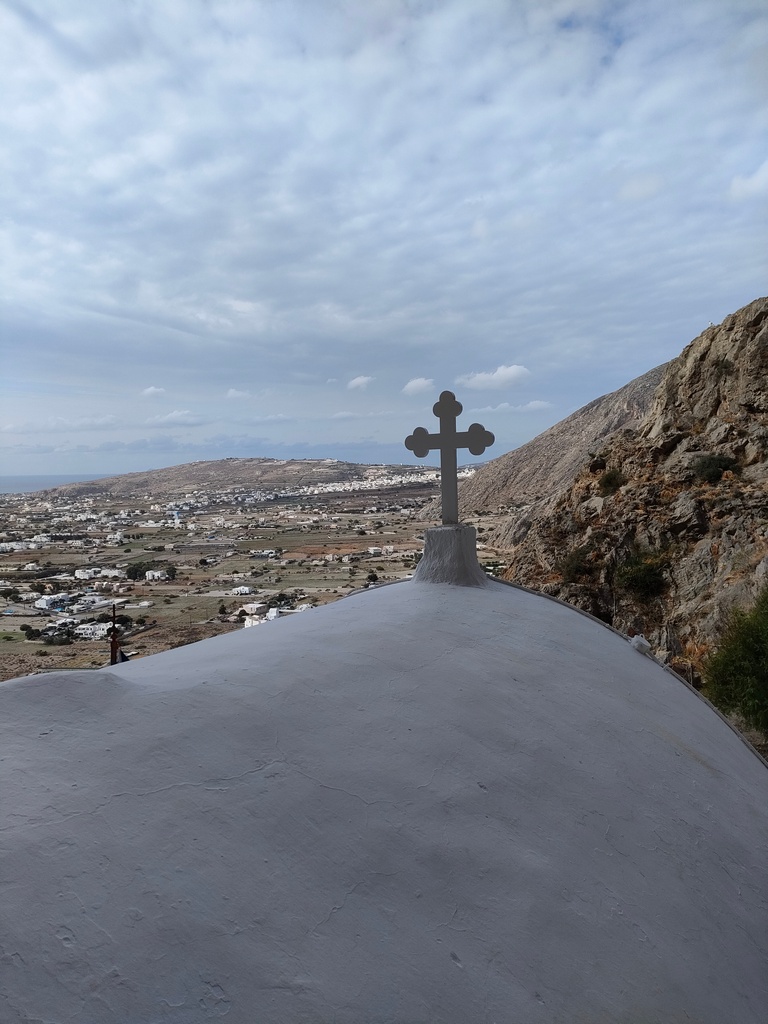 Eglise Katefchiani à flanc de montagne au dessus de perissa, santorin, cyclades, grèce