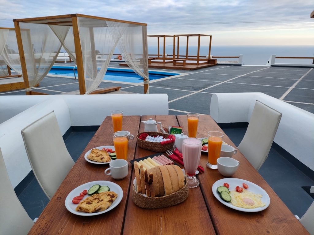 petit-déjeuner face à la mer et la piscine à abrazo villa, imerovigli, santorin