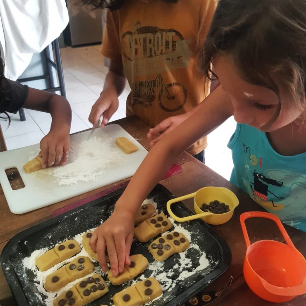 famille nomade digitale 3 enfants cuisine et mathématiques