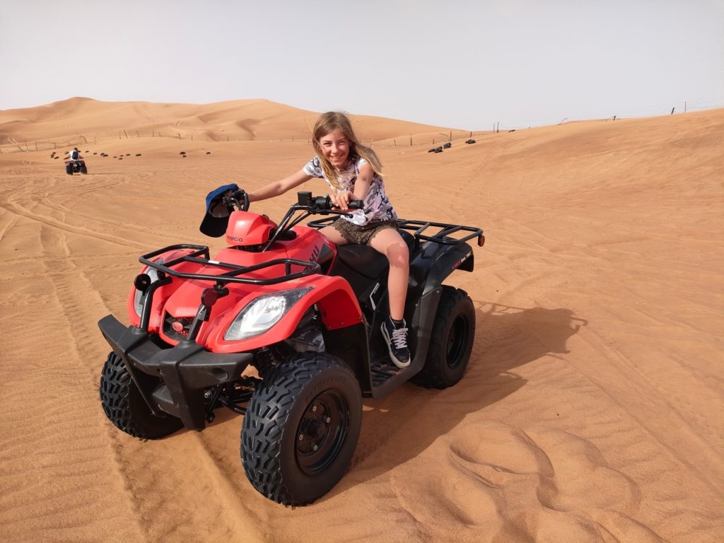 excursion dans le désert de Dubaï- chaounette en quad dans les dunes de sable