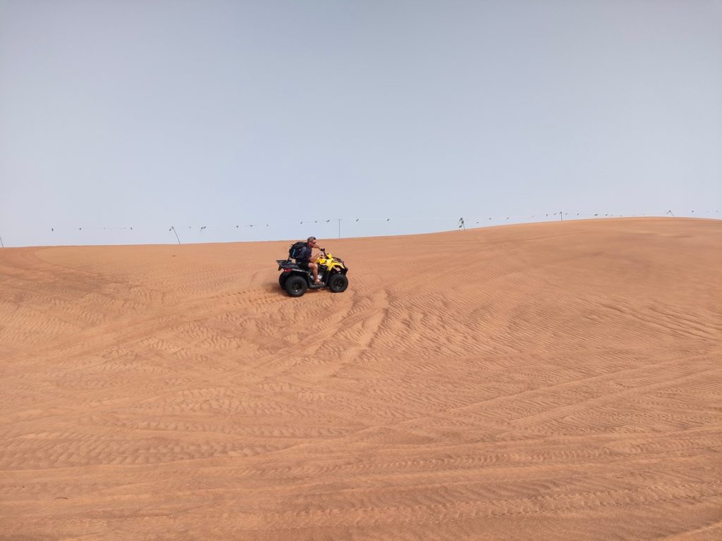 excursion dans le désert de Dubaï- CHATON en quad dans les dunes de sable