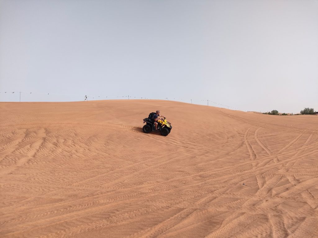 excursion dans le désert de Dubaï- chaton en quad dans les dunes de sable