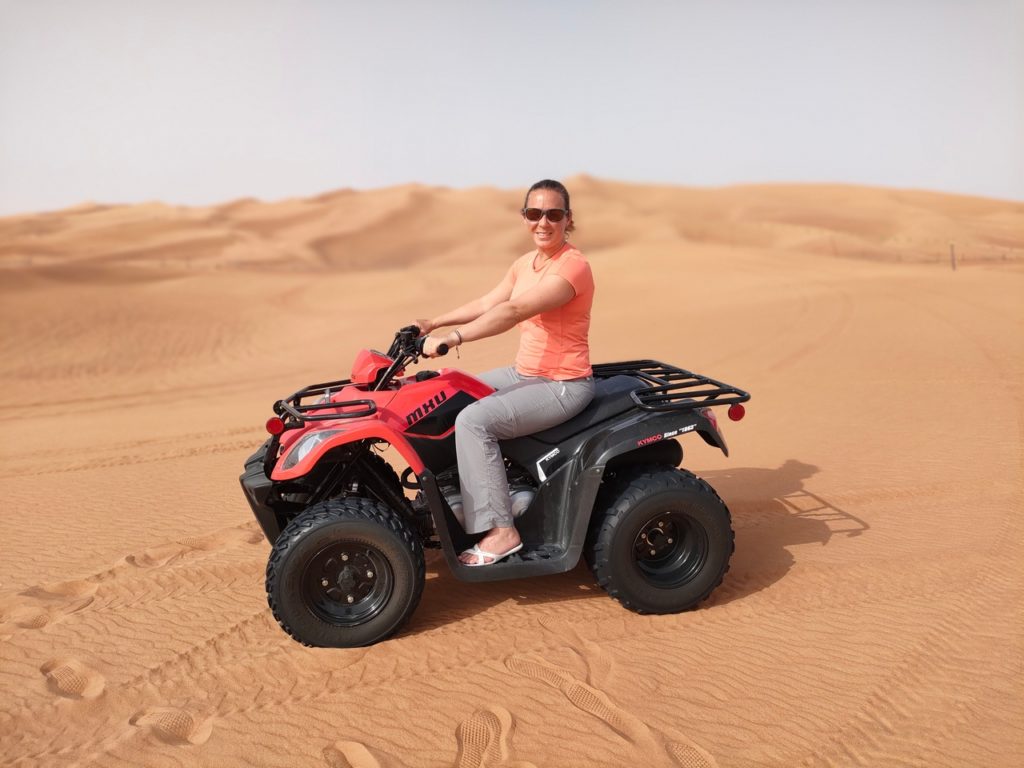 excursion dans le désert de Dubaï- chatoune en quad dans les dunes de sable