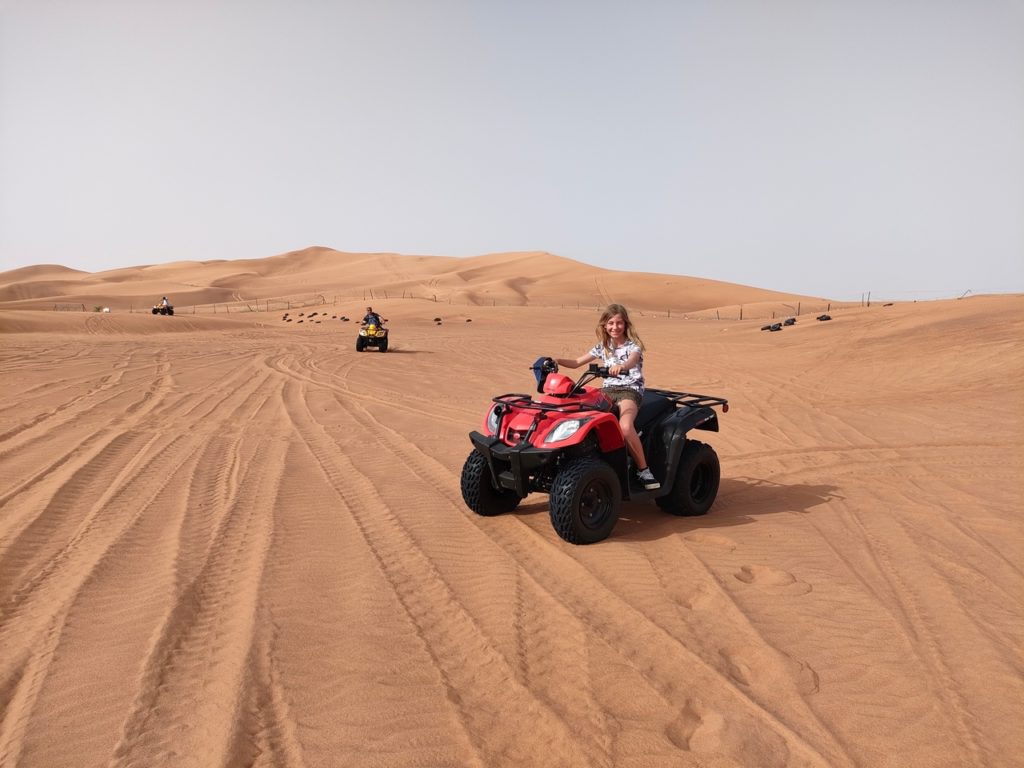 excursion dans le désert de Dubaï- chatounette en quad dans les dunes de sable