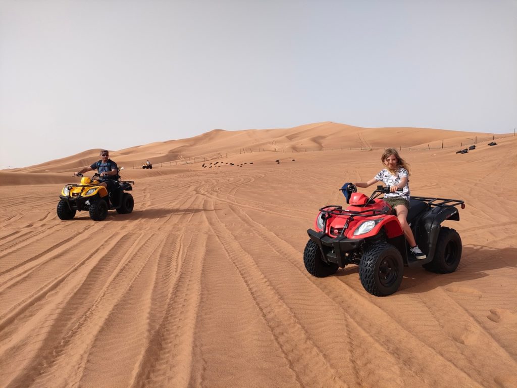 excursion dans le désert de Dubaï- chaton et chatounette en quad dans les dunes de sable