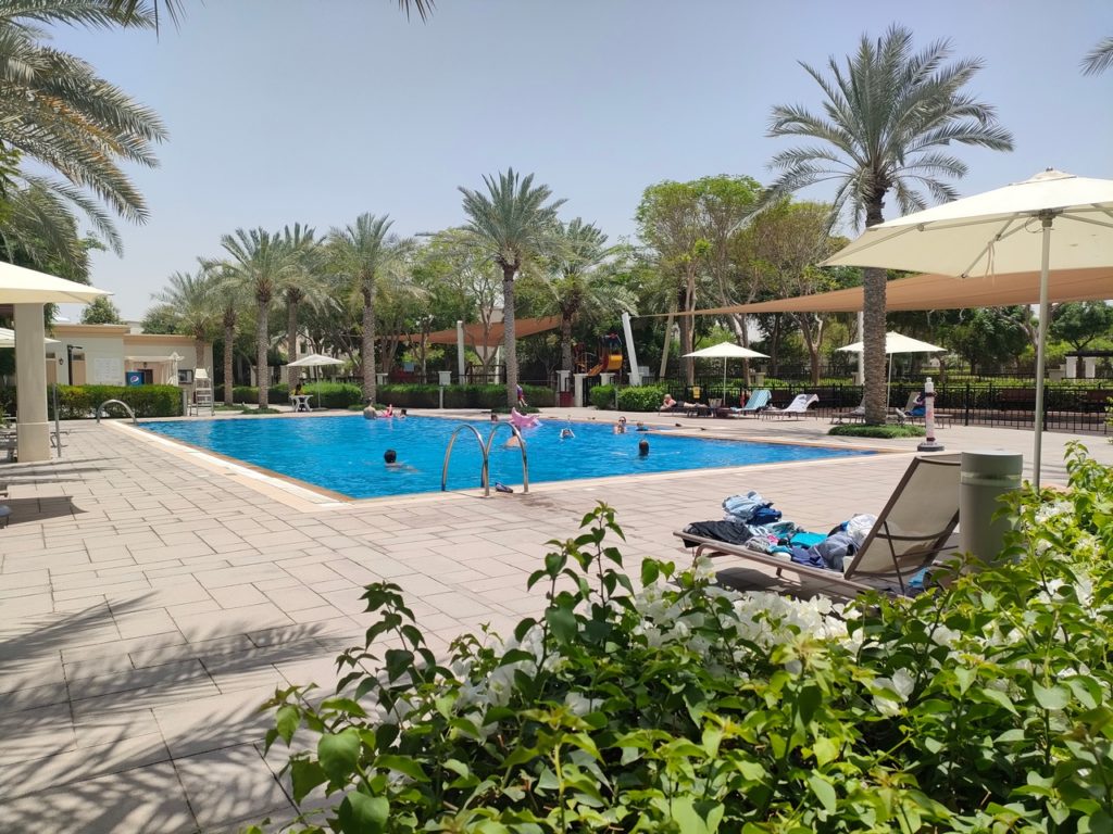 piscine dans quartier résidentiel à Dubaï