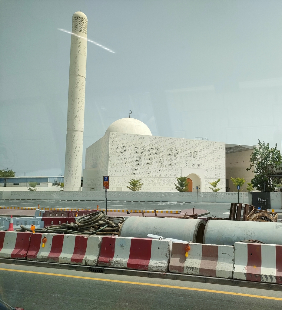 mosquée sur le bord de la route à dubai
