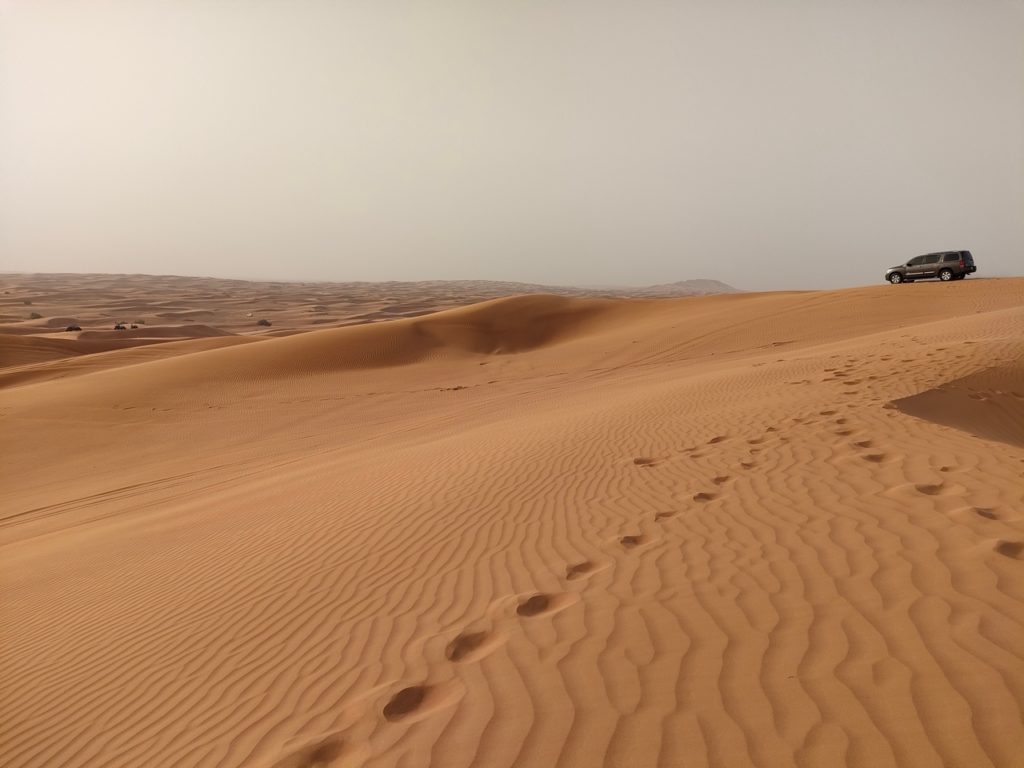 excursion dans le désert de Dubaï - dunes bashing 4x4 dans les dunes de sable, notre 4x4 dans le paysage