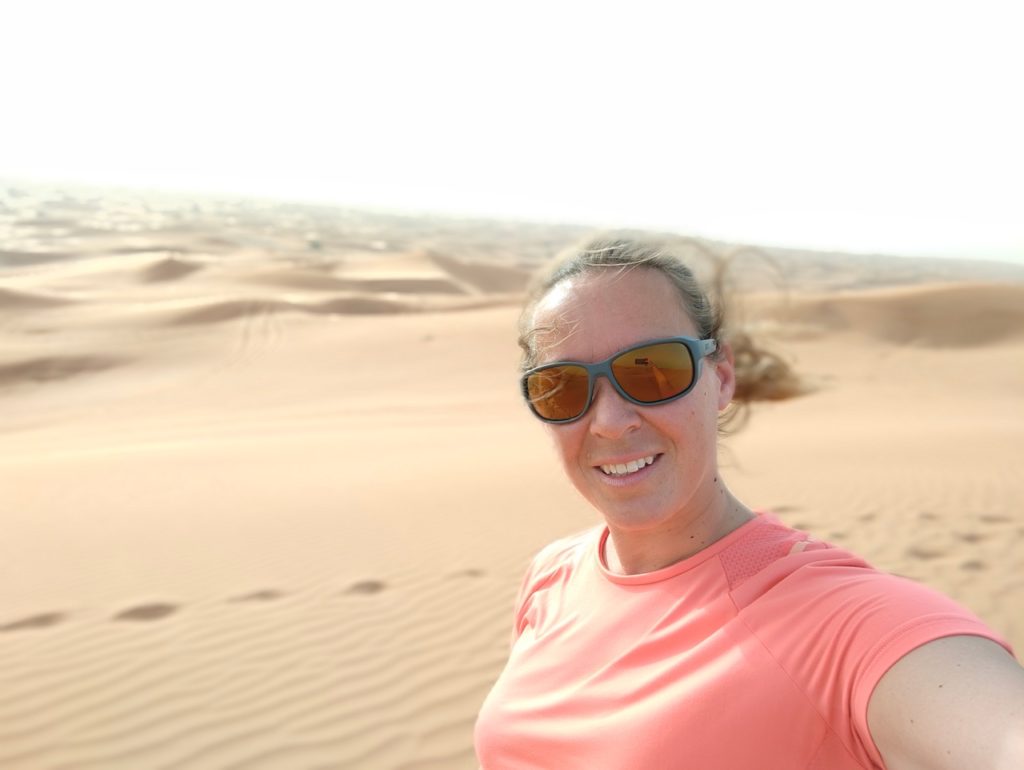 excursion dans le désert de Dubaï - dunes bashing 4x4 dans les dunes de sable, portrait de chatoune