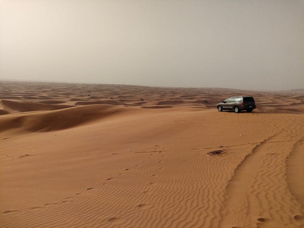 excursion dans le désert de Dubaï - dunes bashing 4x4 dans les dunes de sable, notre 4x4 dans le paysage